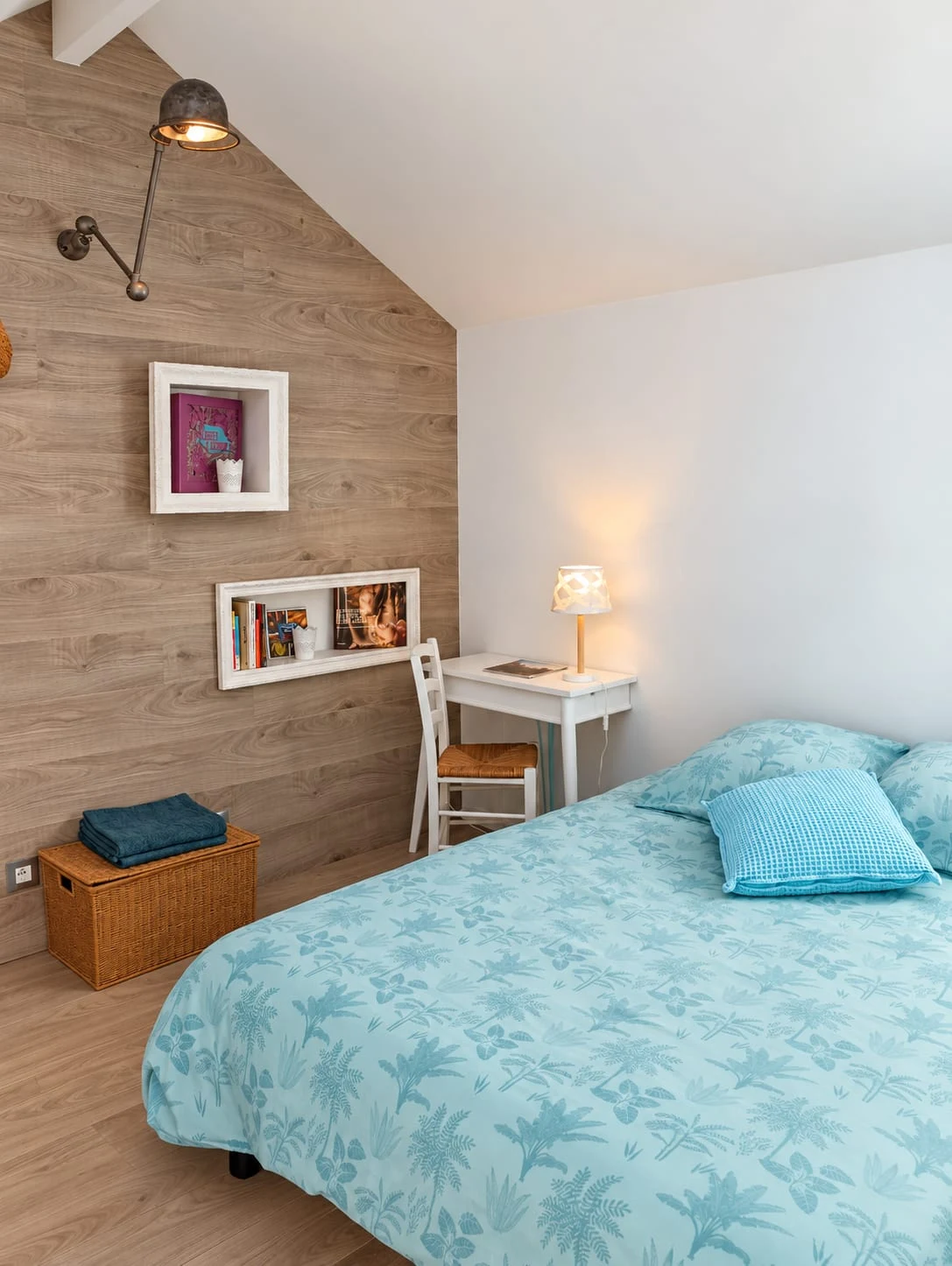 La chambre dispose également d'un petit bureau, pratique pour écrire, lire ou travailler ponctuellement.