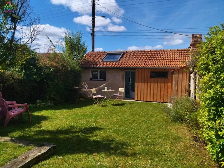 Un petit gîte indépendant niché dans le jardin, avec un espace extérieur pour profiter des beaux jours.