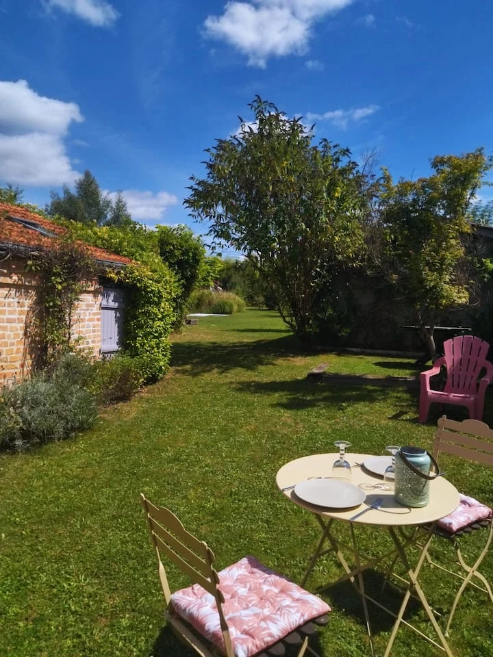 Profitez du jardin et du verger pour prendre un café, déjeuner dehors ou simplement ralentir.