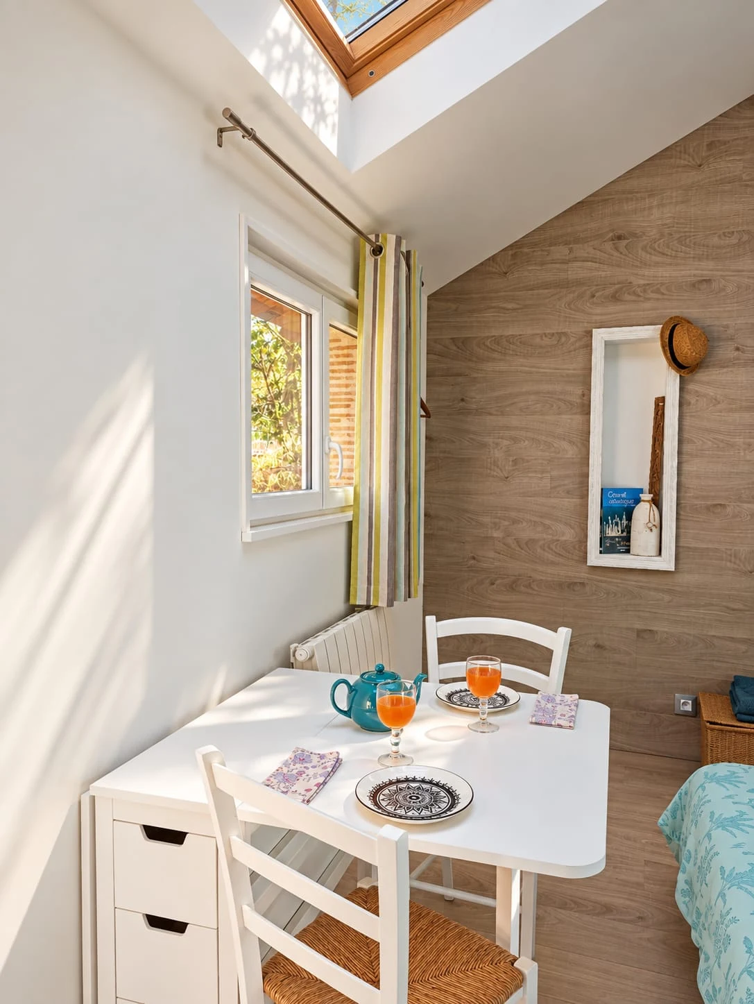 La table pliante se transforme en véritable espace repas pour deux lorsque vous le souhaitez.