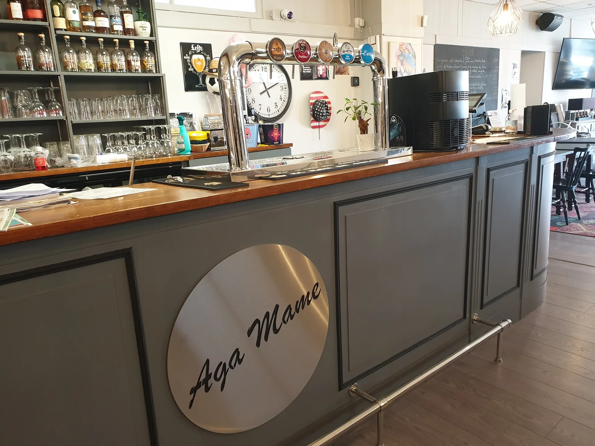 Le bar de la brasserie Aga Mame
