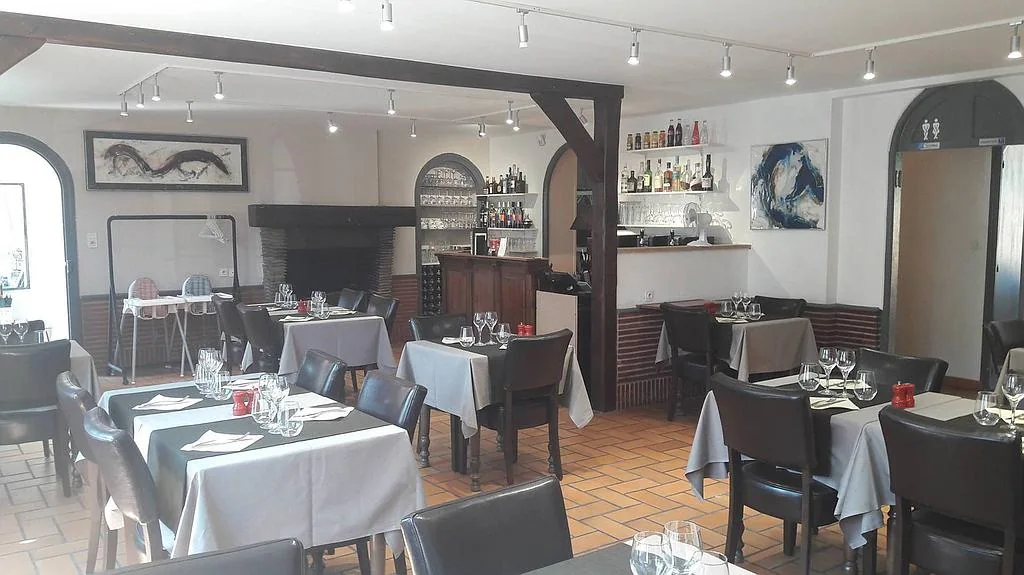 La salle du restaurant La Petite Auberge