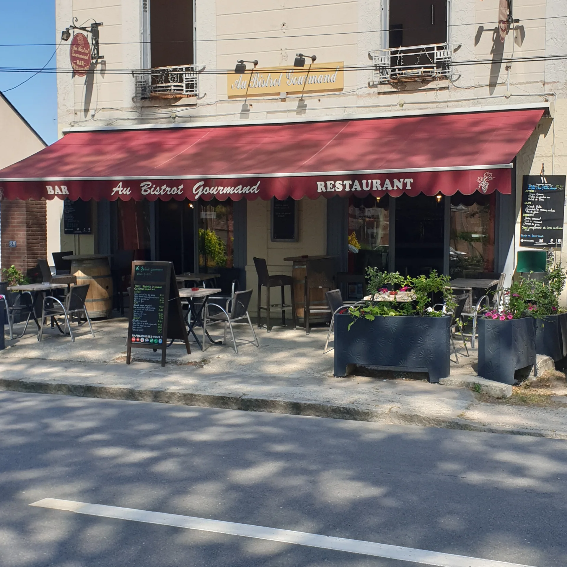 La façade et la terrasse d’Au Bistrot Gourmand