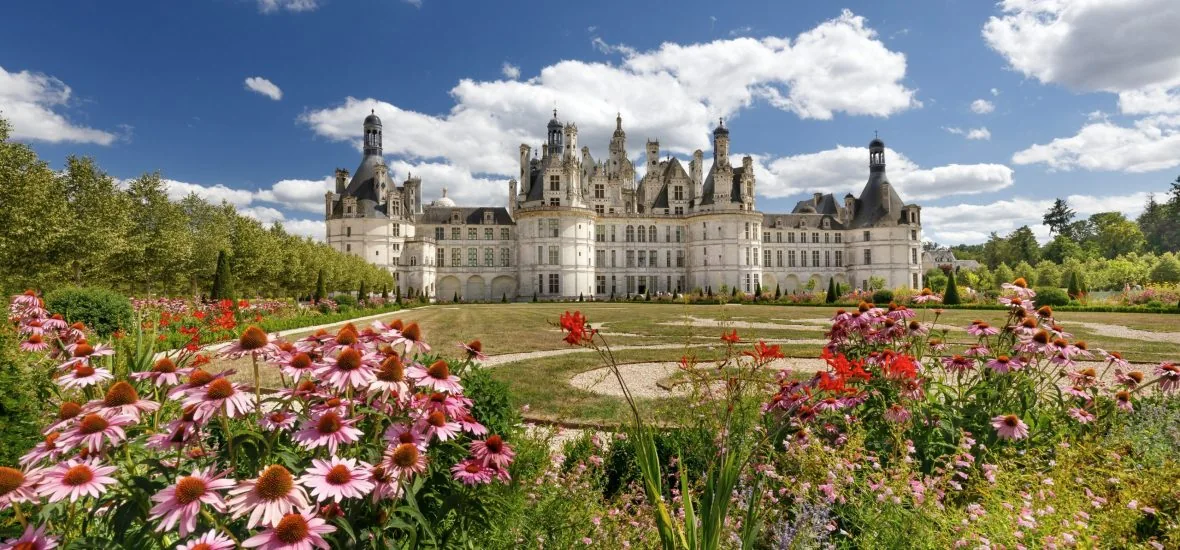 Le château de Chambord et ses jardins en fleurs