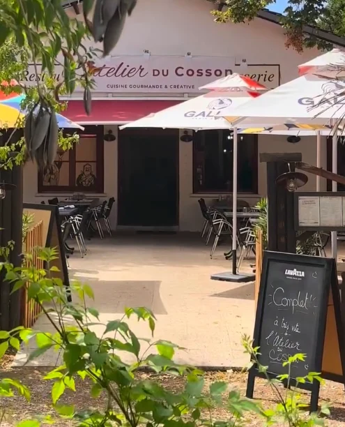 La terrasse et la façade de L’Atelier du Cosson