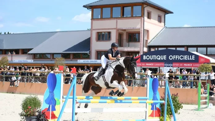 Une cavalière franchit un obstacle au Generali Open de France, au Parc équestre fédéral