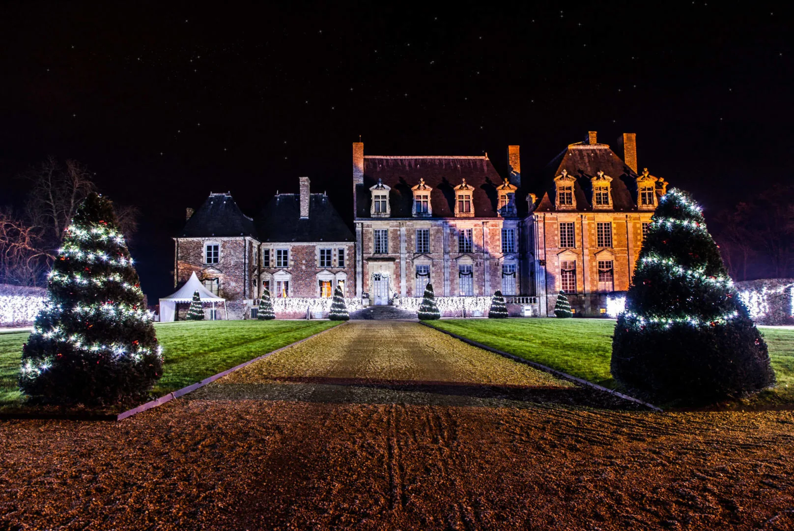Le château de La Ferté-Saint-Aubin illuminé pour Noël