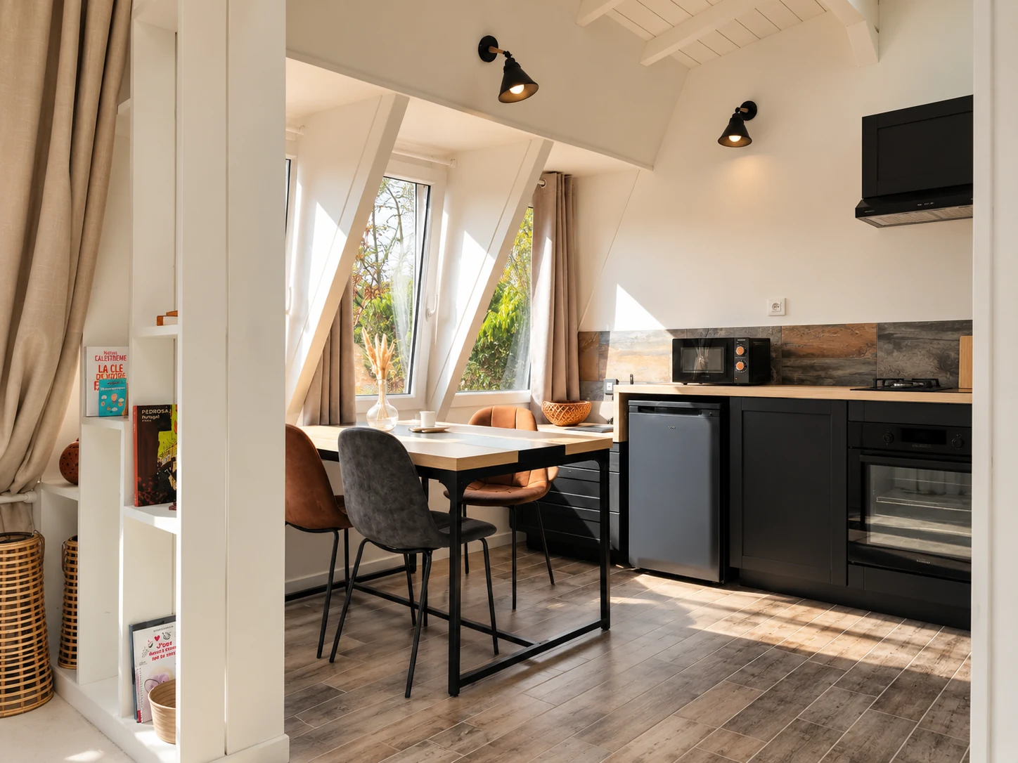 Un espace repas chaleureux pour prendre le temps de partager un moment à deux.