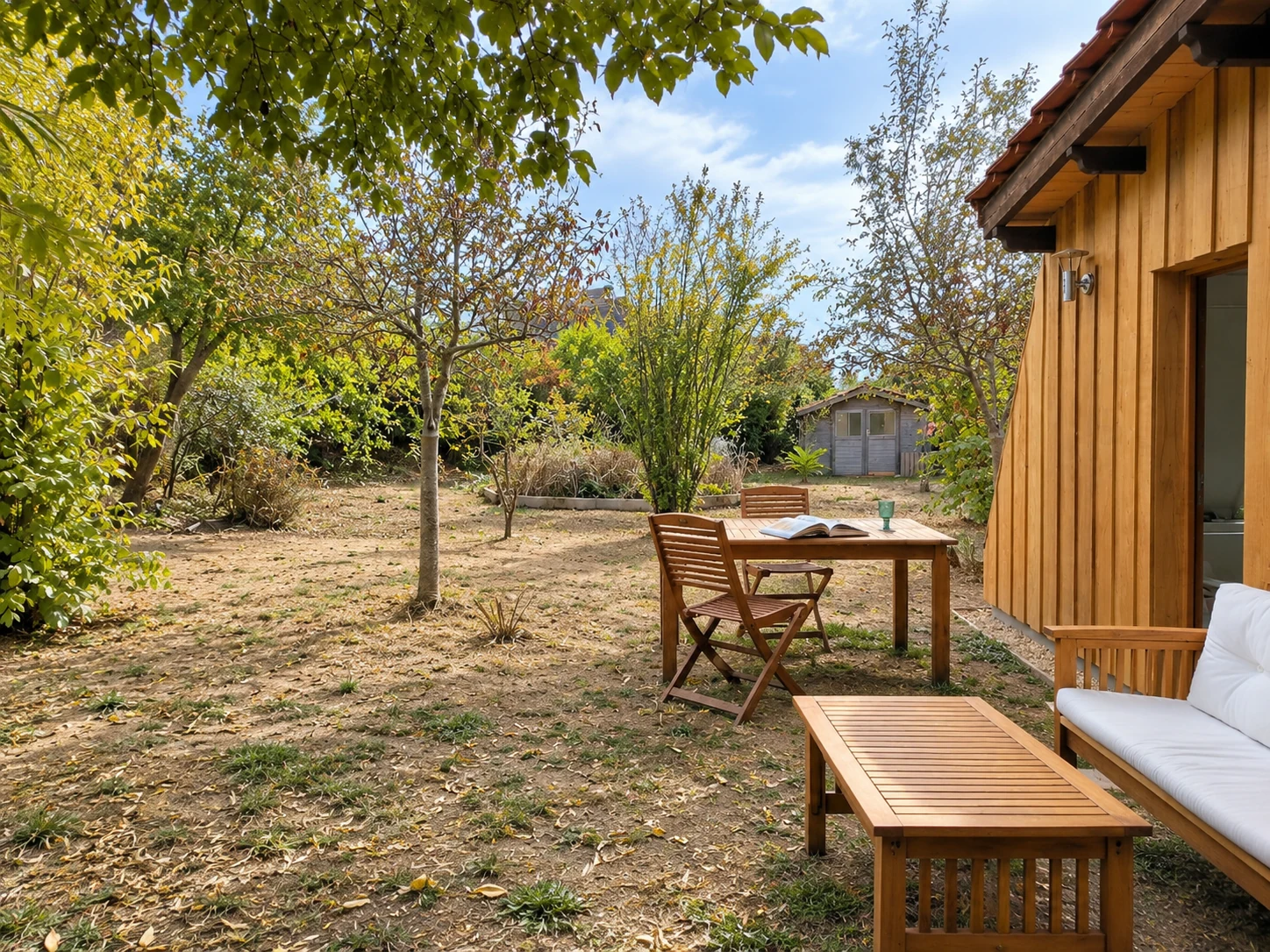 Un jardin arboré qui participe pleinement au charme du lieu et à son atmosphère paisible.